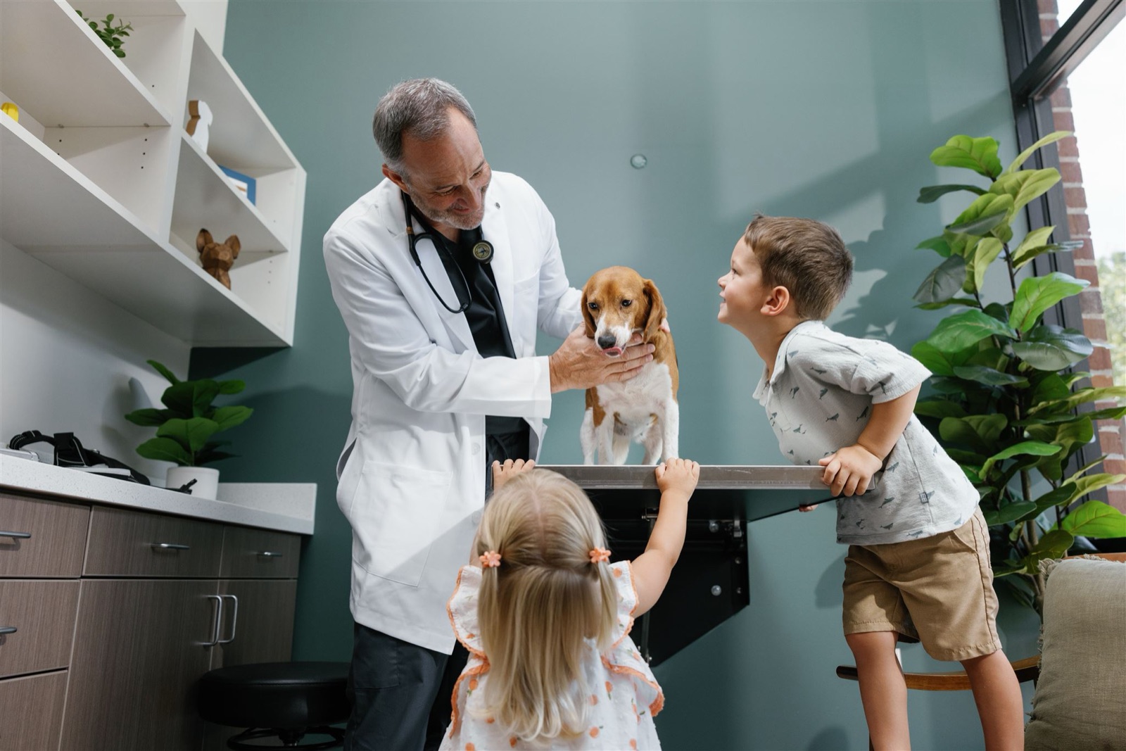 Veterinarian with a beagle and two children during a SynergyVet lifestyle photography shoot